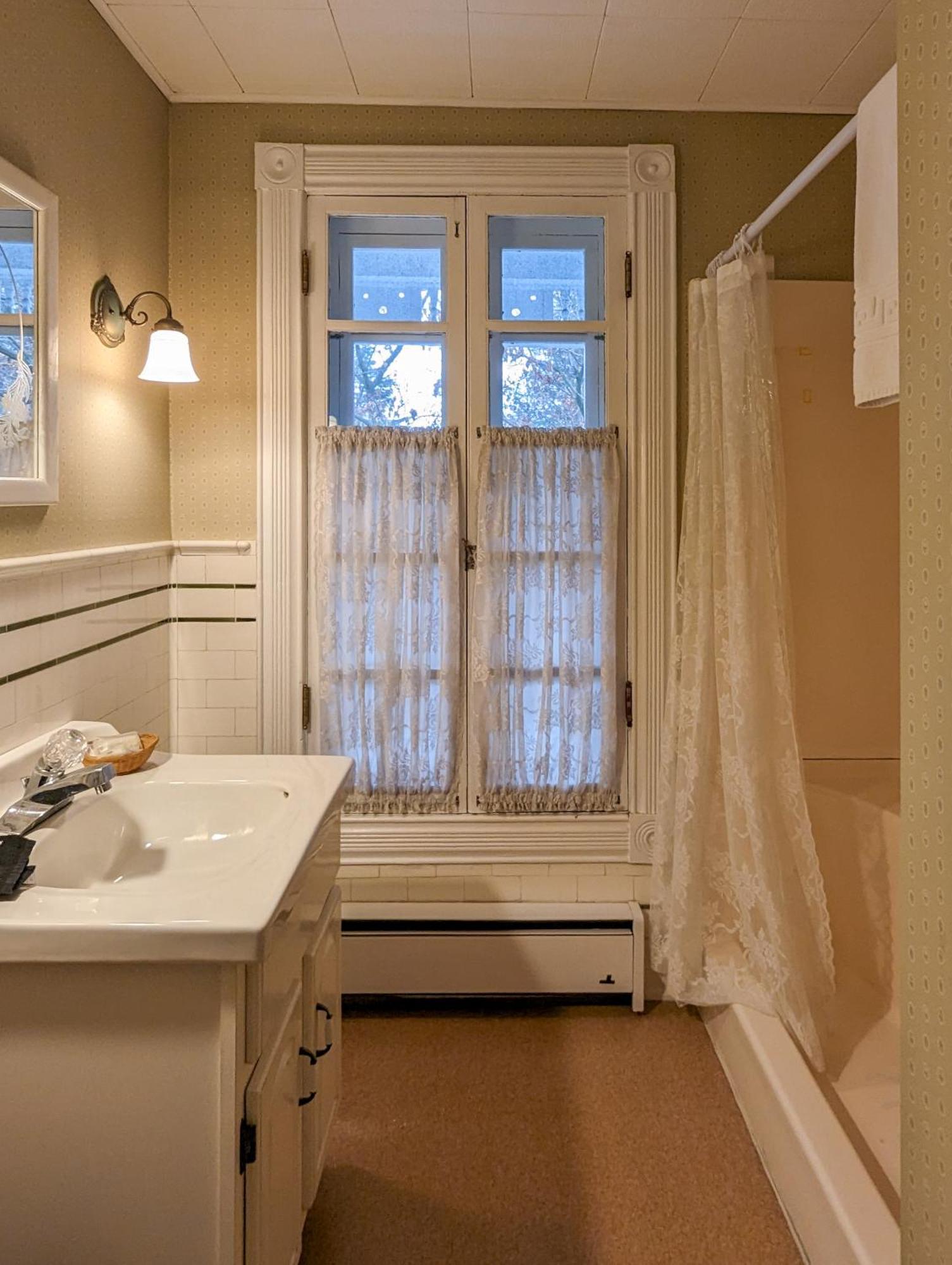 Hudson Manor Bed & Breakfast Watkins Glen Bagian luar foto